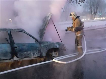 В Усть-Каменогорске на ходу загорелся автомобиль