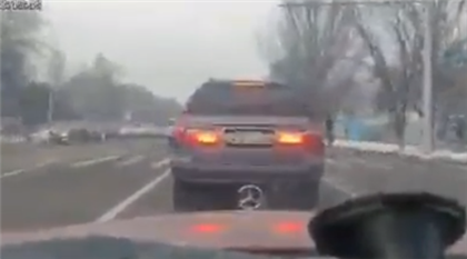Очередной чудом уцелевший пешеход попал на видео в Алматы