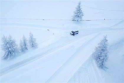 В Алматинской области полицейские спасли замерзающих на трассе водителей