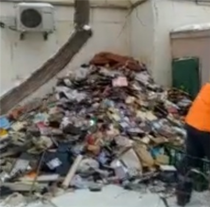 Грузовиками вывозили мусор из квартиры астанчанина