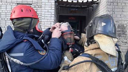 В ВКО спасатели эвакуировали 40 человек из горящей многоэтажки