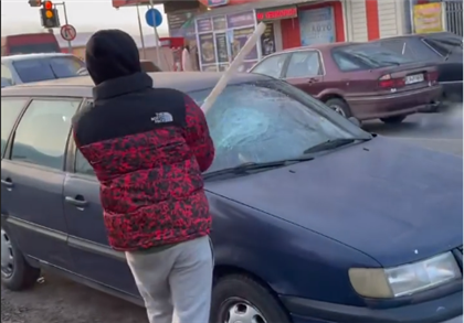 Мужчина в Казахстане разбил битой стекло чужой машины и назвал это пранком