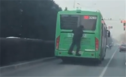 Ребёнок в Алматы зацепился сзади за автобус и катался по улицам