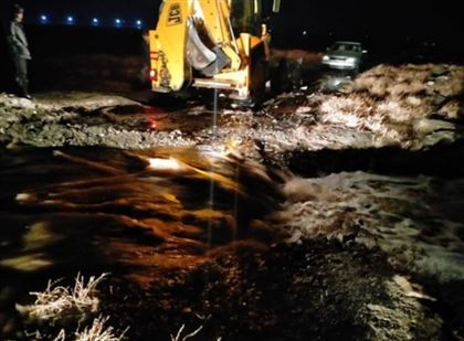 В Жамбылской области затопило трассу дождевой водой