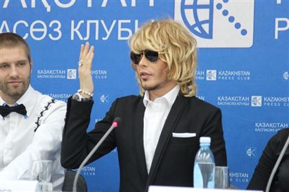 "Казахи считают меня своим": эпатажный российский стилист Сергей Зверев