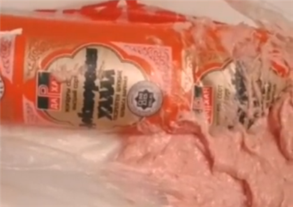 Казахстанцам стало плохо от видео с растекающейся, как жижа, колбасой из Тараза
