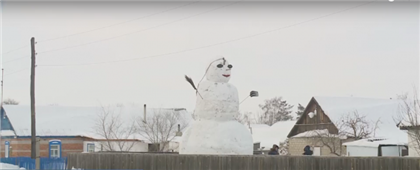 Школьники в Павлодарской области лепят гигантского снеговика