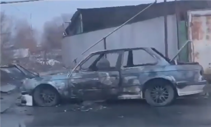 В Алматы из-за бензонасоса воспламенился и полностью сгорел автомобиль