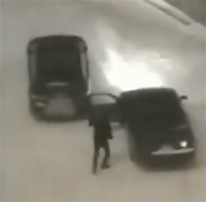«Танцевал, бил стекла в авто»: неадекватного водителя в Нур-Султане засняли на видео