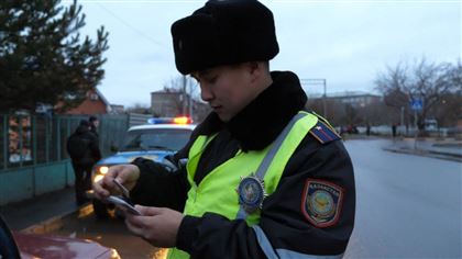 В Атырау полицейские разослали фотографии должников на автостоянку