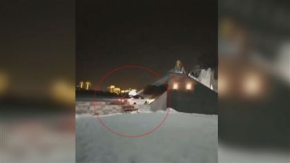В Нур-Султане таксист пытался заехать на ледяную горку 