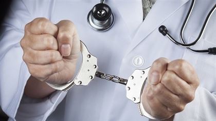 Обвиняемого в торговле и трансплантации органов врача выпустили из-под стражи в зале суда