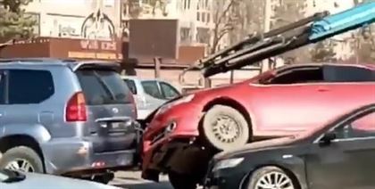 "Один вопрос: как?": необычное ДТП попало на видео в Алматы