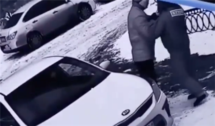 Жителей столицы взбудоражило видео драки водителя с охранником
