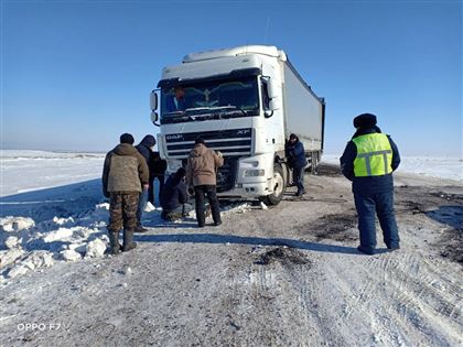 Грузовик сдуло ветром на трассе Усть-Каменогорск - Семей