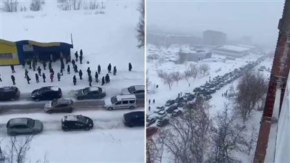Жители Караганды не могут добраться до работы из-за сильного снегопада