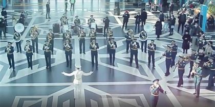 На столичном вокзале военный оркестр устроил концерт в честь 8 марта
