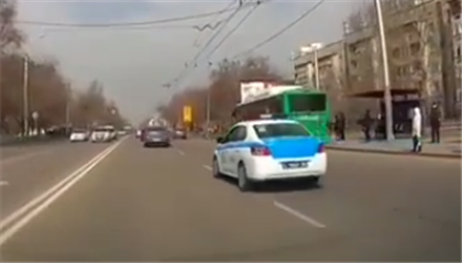 Казахстанцы обрадовались моментальной карме водителя, который нарушил ПДД