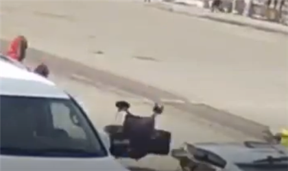 В Алматы доставщик на велосипеде сбил коляску с ребёнком - видео