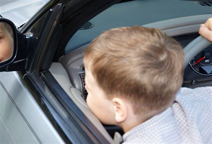 Двенадцатилетний ребенок сел за руль – накажут за это нескольких взрослых членов семьи мальчика