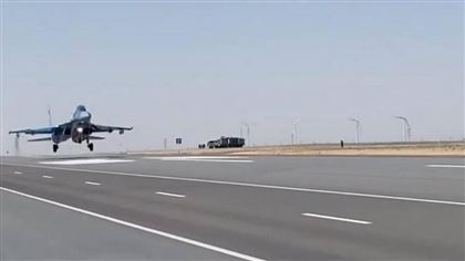 Военный самолет приземлился на трассе Актау-Жанаозен