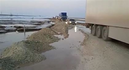 В Карагандинской области из-за размыва трассы перекрыли движение транспорта