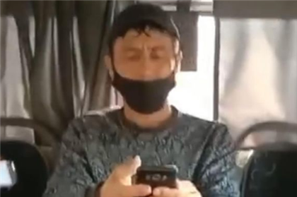 Мужчина напал на женщину в автобусе из-за замечания насчёт маски - видео