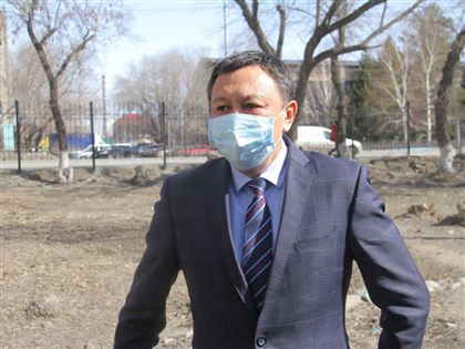 Новый глава управления здравоохранения ВКО убежал от журналистов после вопроса на казахском языке
