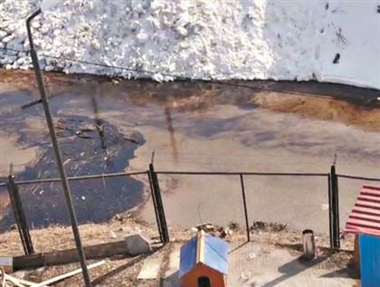 Видео горящей воды из канализационного колодца взбудоражило казахстанцев
