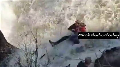 Мужчина с дочкой упали в водопад в Акмолинской области 
