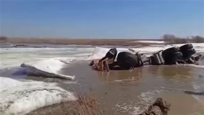 Грузовик утонул в грязевой яме в Акмолинской области: водителя спасти не удалось 