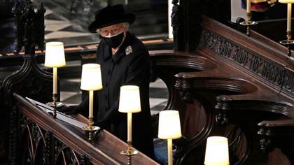 Фото Елизаветы II с похорон принца Филиппа попало в сеть 