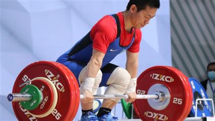 Казахстанец завоевал золото на чемпионате Азии по тяжелой атлетике 