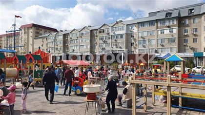 В Атырау продавцы организовали "базар" на детских площадках