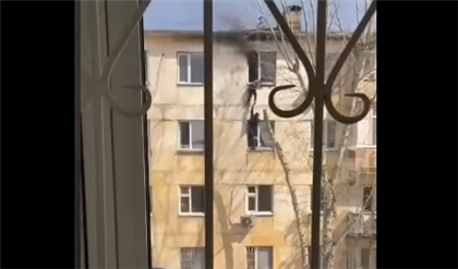 В Нур-Султане на видео попало эпичное спасение подростка из горящей квартиры