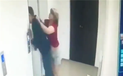 Жительница Нур-Султана набросилась на мужчину, который бил дверь лифта - видео