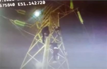 В Актау мужчина пытался повеситься на опоре линии электропередачи