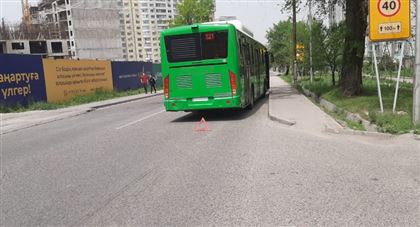 В Алматы маршрутный автобус сбил девушку