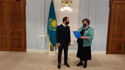 Президент Казахстана написал письмо директору библиотеки в Латвии
