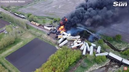 В США поезд с взрывоопасным грузом потерпел крушение
