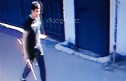 "Алматинский стрелок?" - парень с ружьём в районе вокзала попал на камеры