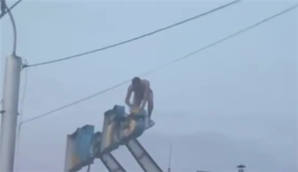 Голый мужчина в Алматы залез на крышу заправки и пытался ее уничтожить