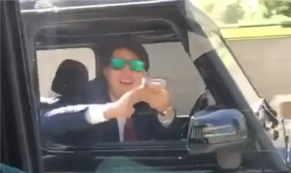 Алматинские школьники, отмечая конец учебного года, разбрасывают деньги из окна машины - видео