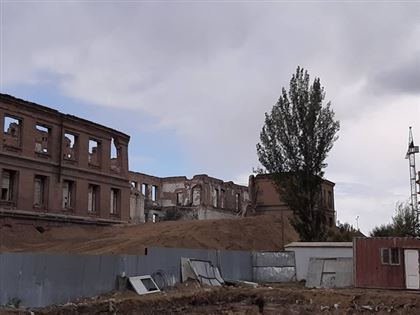 В Семее развернулась борьба за сохранение двух старинных зданий
