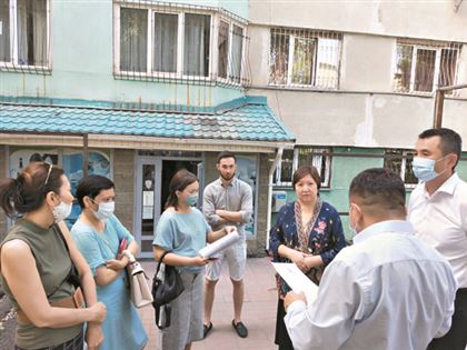 "Это не ваша территория": жильцы дома в Алматы "воюют" с частной клиникой