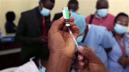 В Кении пациентом вместо вакцины от коронавируса ставили воду