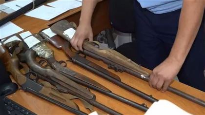 Казахстанцы получили 54 миллиона тенге за добровольную сдачу оружия