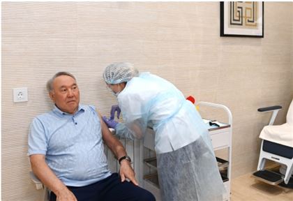 Нурсултан Назарбаев получил прививку от коронавирусной инфекции