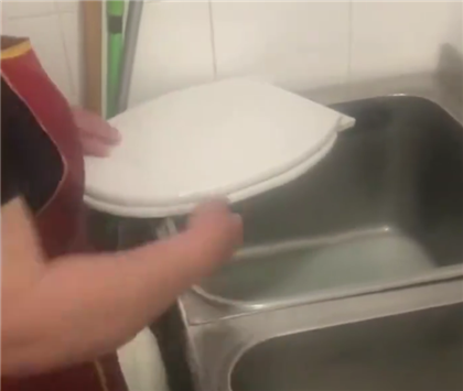 «Как они могут работать с людьми»: видео из кухни столичного ресторана шокировало соцсети