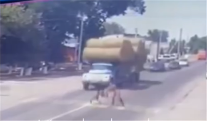 Маленькую девочку с отцом и братом на пешеходном переходе переехал грузовик - видео